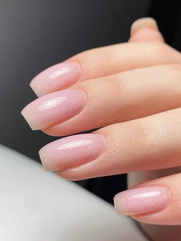 Manicure hybrydowy wykonany w Salonie Chloé w Rzeszowie